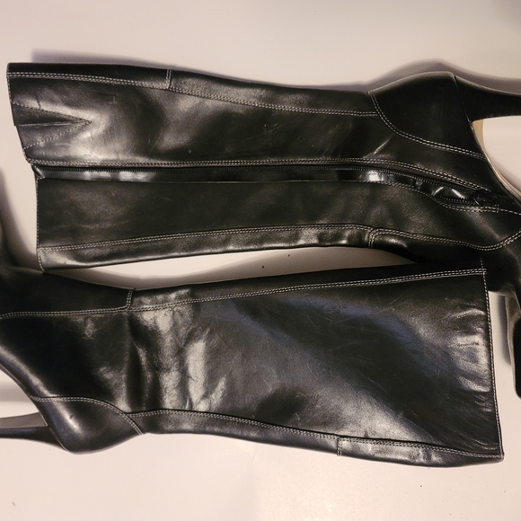 Knee-high black boots with heel - Picture 2 of 2